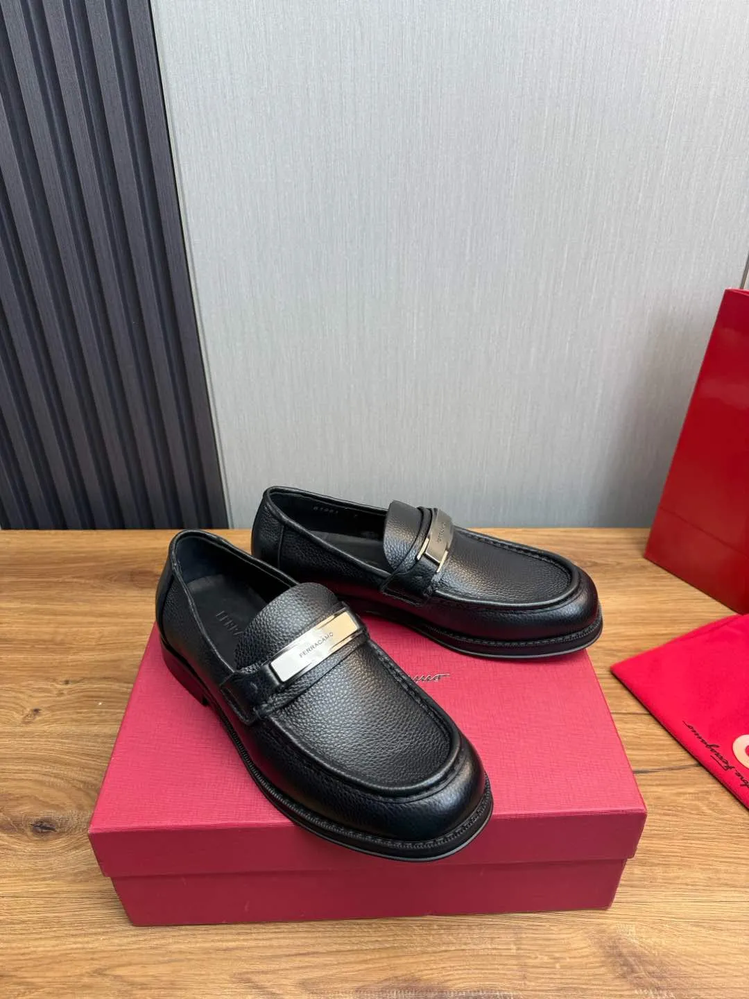 Men's shoes 💰880💰 Ferragamo. [Ferragamo] men's thick-soled loafers, the latest hot style, 1:1 original purchase quality, top quality, imported open-edge beaded cowhide leather on the upper, hand-made three-dimensional stitching highlights the round toe design, the inner foot pads are all imported cowhide, with original lightweight foam outsole, matching code 39-44, (38, 45 custom-made, non-refundable)